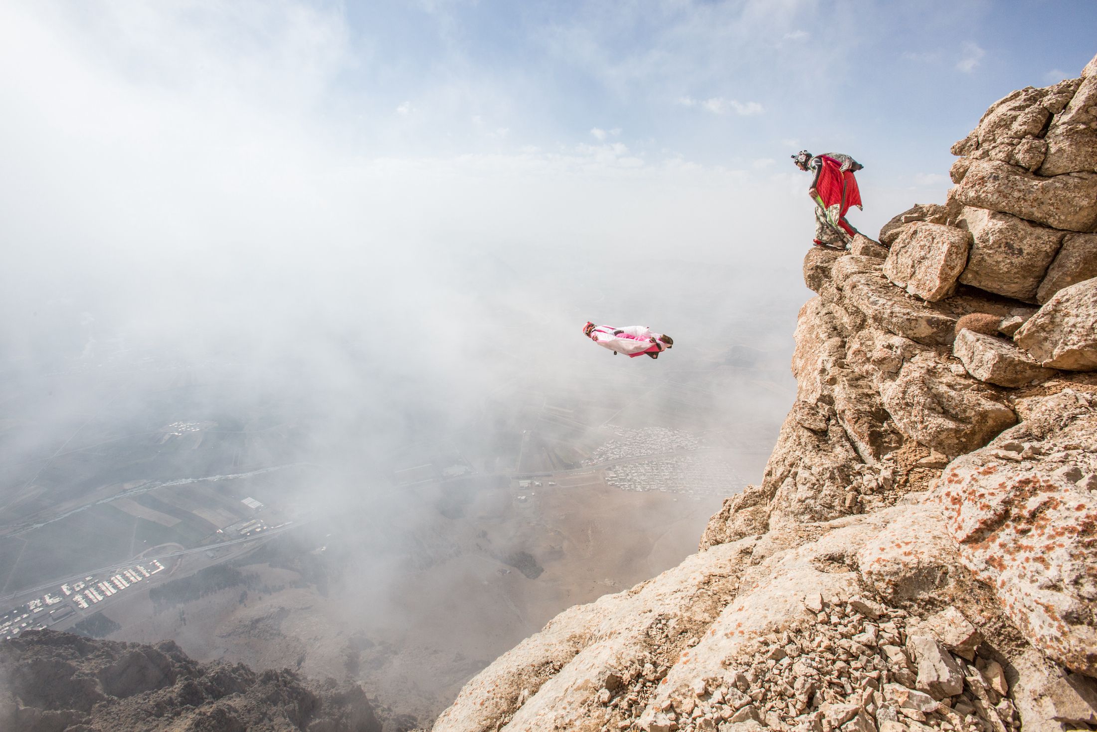 Saut en wingsuit depuis les falaises par géraldine Fasnacht